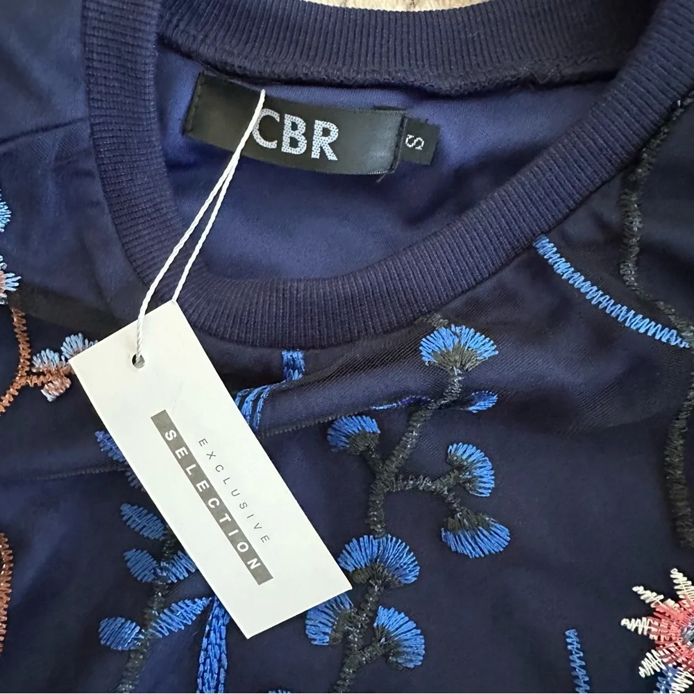 NWT CBR Chic Boutique Rose women’s small long sleeve top - Picture 3 of 4